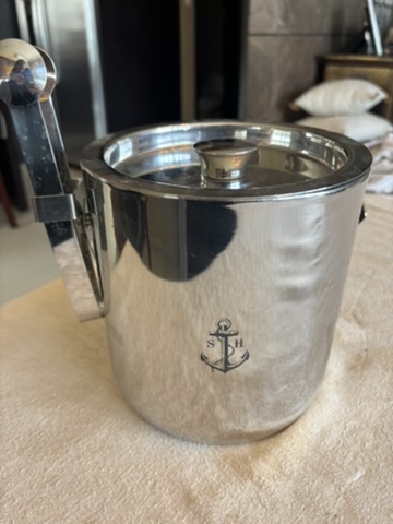 Hielera de acero inoxidable con ancla marinera y pinzas