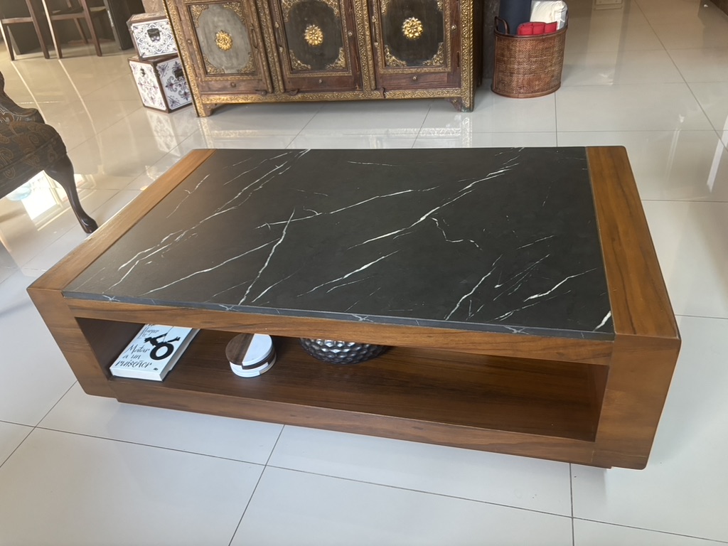 Mesa de centro de madera con cubierta de mármol negro