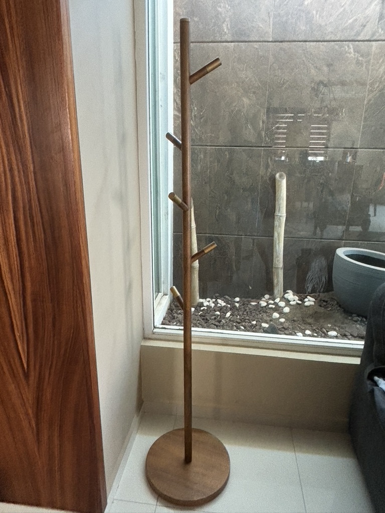 Perchero de pie estilo árbol de madera
