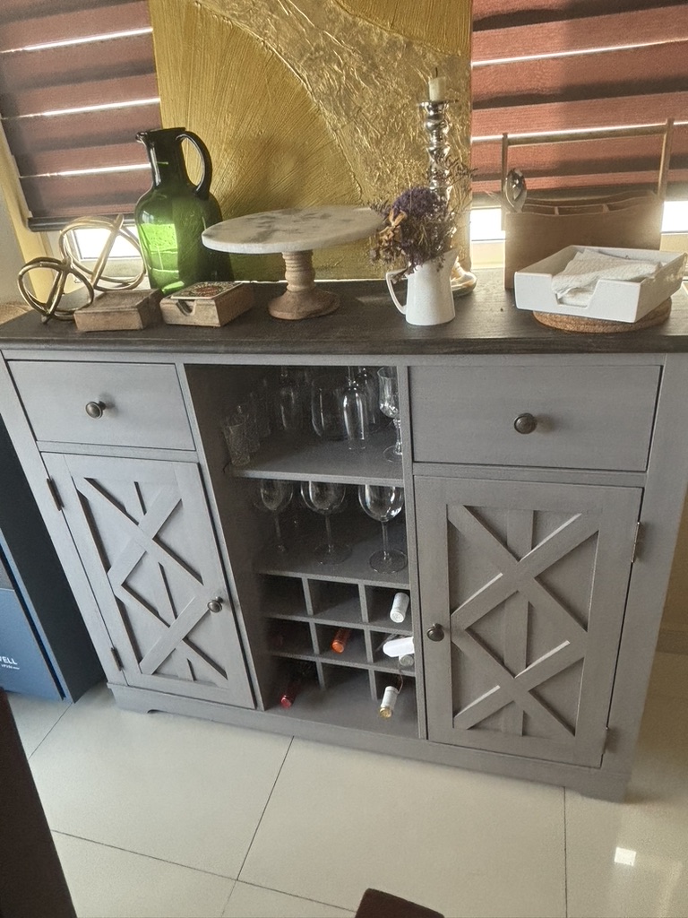 Mueble bar / vinoteca gris con porta-copas y cava
