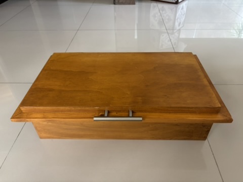 Caja de madera con recipientes para comida y charolas acero