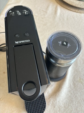 Máquina Nespresso Essenza Mini con Aeroccino negro
